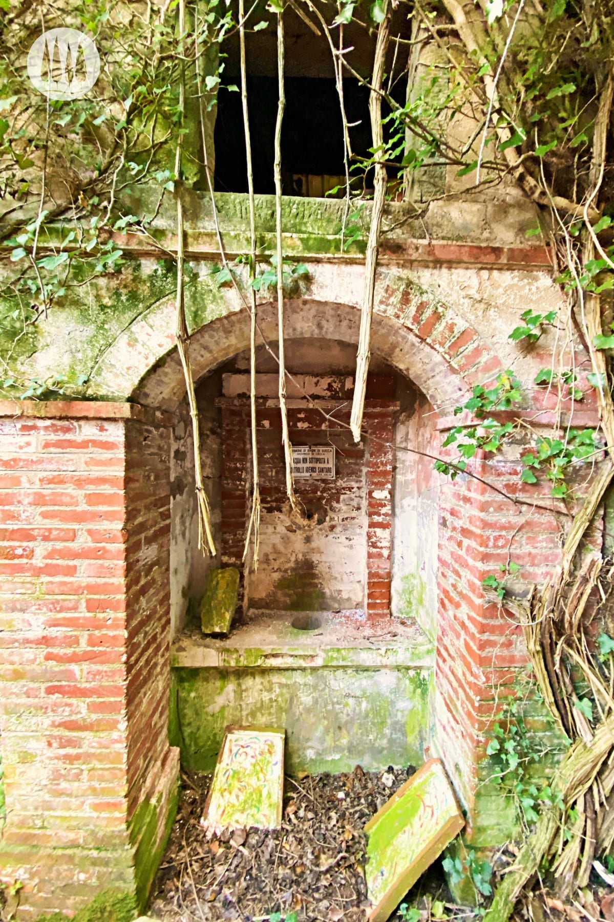 alter Brunnen im verlassenen Ort 